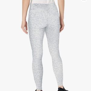 Light Gray Cheetah Print Leggings NWT⭐️